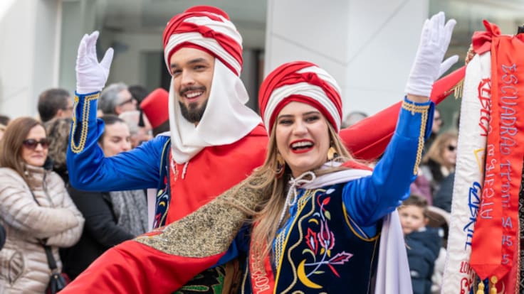 Victoria y Darío, capitán y abanderada de la Comparsa de Moros Marroquíes de Elda