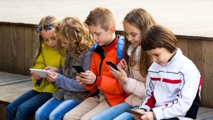 Un centenar de familias de Santo Domingo de la Calzada se une para retrasar el uso del smartphone hasta los 16 años