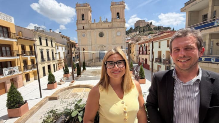 Irene Navarro y David Morcillo, alcaldesa de Petrer y concejal de Urbanismo, sobre la renovada plaça de Baix