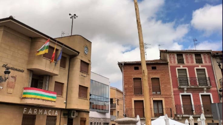 La puesta del 'mayo' de Castañares de Rioja da el inicio a sus fiestas de primavera