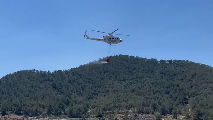 Así es el “tractor del aire”: el helicóptero 'Bell 412' que combate los incendios desde el cielo