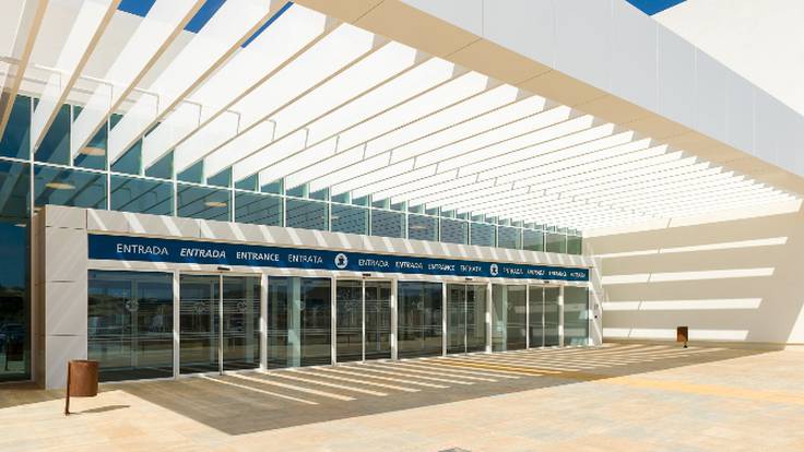 Llegan los primeros pasajeros a la Estación Marítima de Botafoc: &quot;Es muy bonita, moderna y cómoda, como Ibiza&quot;
