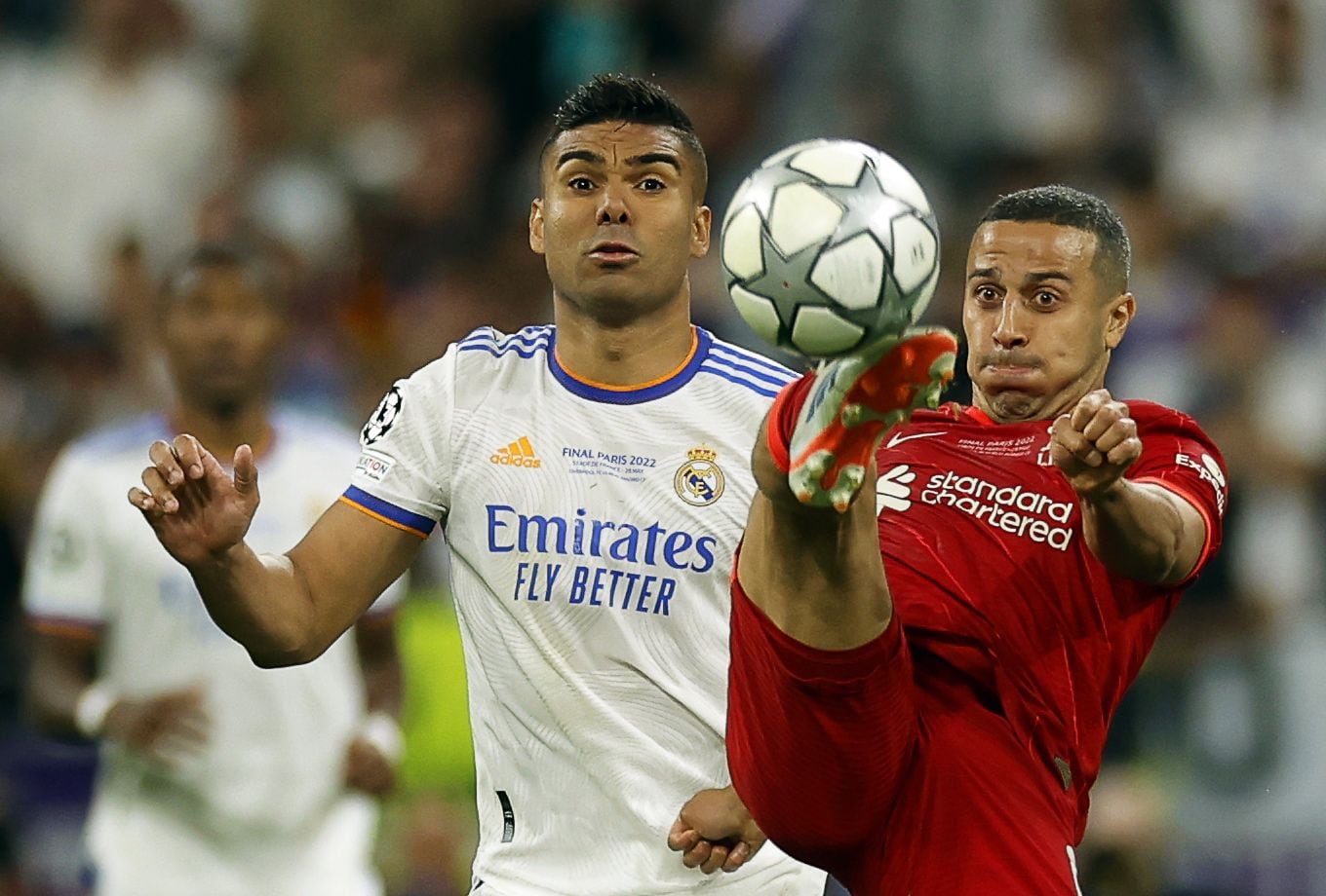 Saint-denis (France), 28/05/2022.- Casemiro (L) of Real Madrid in action against Thiago Alcantara (R) of Liverpool during the UEFA Champions League final between Liverpool FC and Real Madrid at Stade de France in Saint-Denis, near Paris, France, 28 May 2022. (Liga de Campeones, Francia) EFE/EPA/YOAN VALAT
