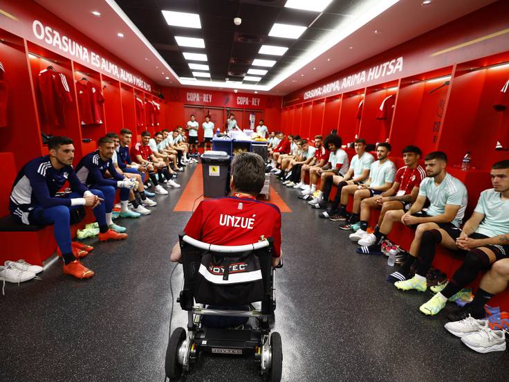 Juan Carlos Unzué charla con los jugadores de Osasuna antes de la final de Copa