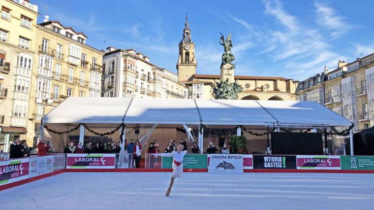 Livia López, concejala de Deporte y Salud, informa sobre la suspensión de la pista de hielo navideña este año.