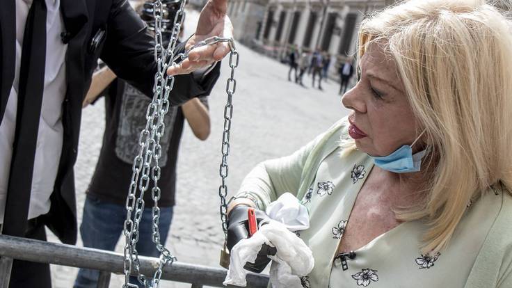 Una musa de Fellini de 87 años se encadena para pedir ayudas para los autónomos &quot;desesperados&quot;