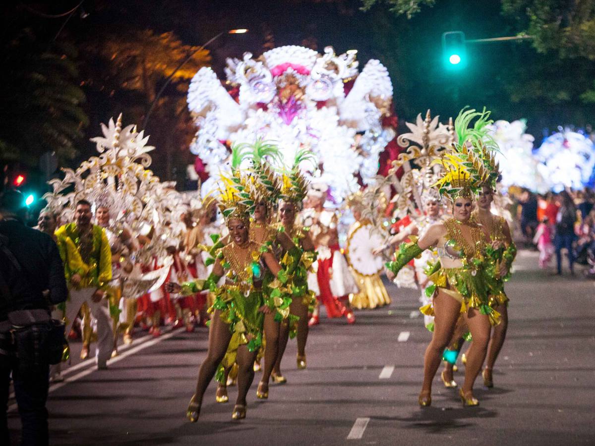 El Carnaval toma las calles de Santa Cruz con la Cabalgata Anunciadora | Actualidad | Cadena SER