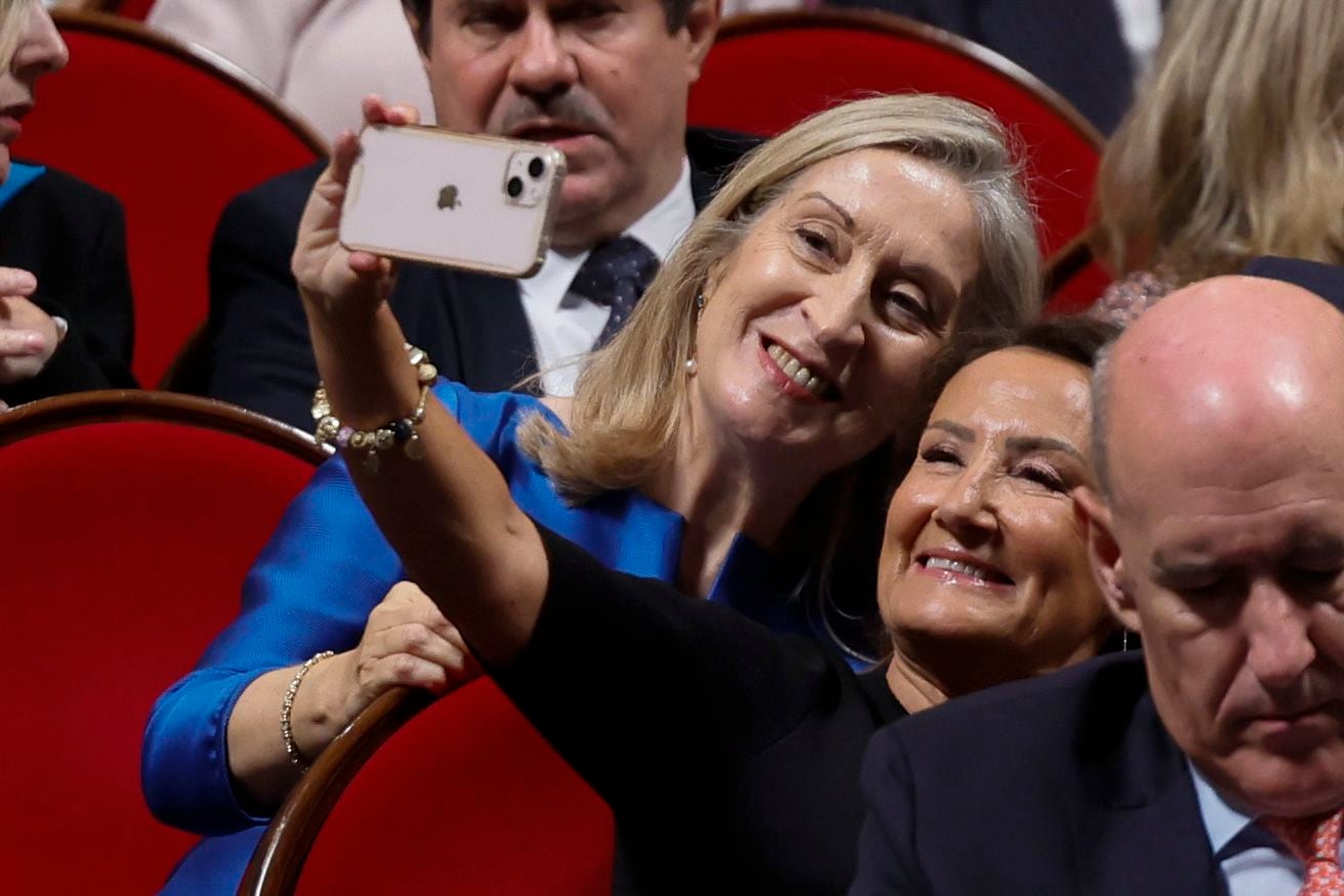 OVIEDO (Asturias), 20/10/2023.- Paloma Rocasolano, (d), madre de la reina Letizia, se fotografía junto a la diputada y secretaria de Sanidad del PP, Ana Pastor (i), este viernes, instantes antes de comenzar la ceremonia de entrega de la 43º edición de los premios Princesa de Asturias, en el  Teatro Campoamor de Oviedo. EFE/ Ballesteros
