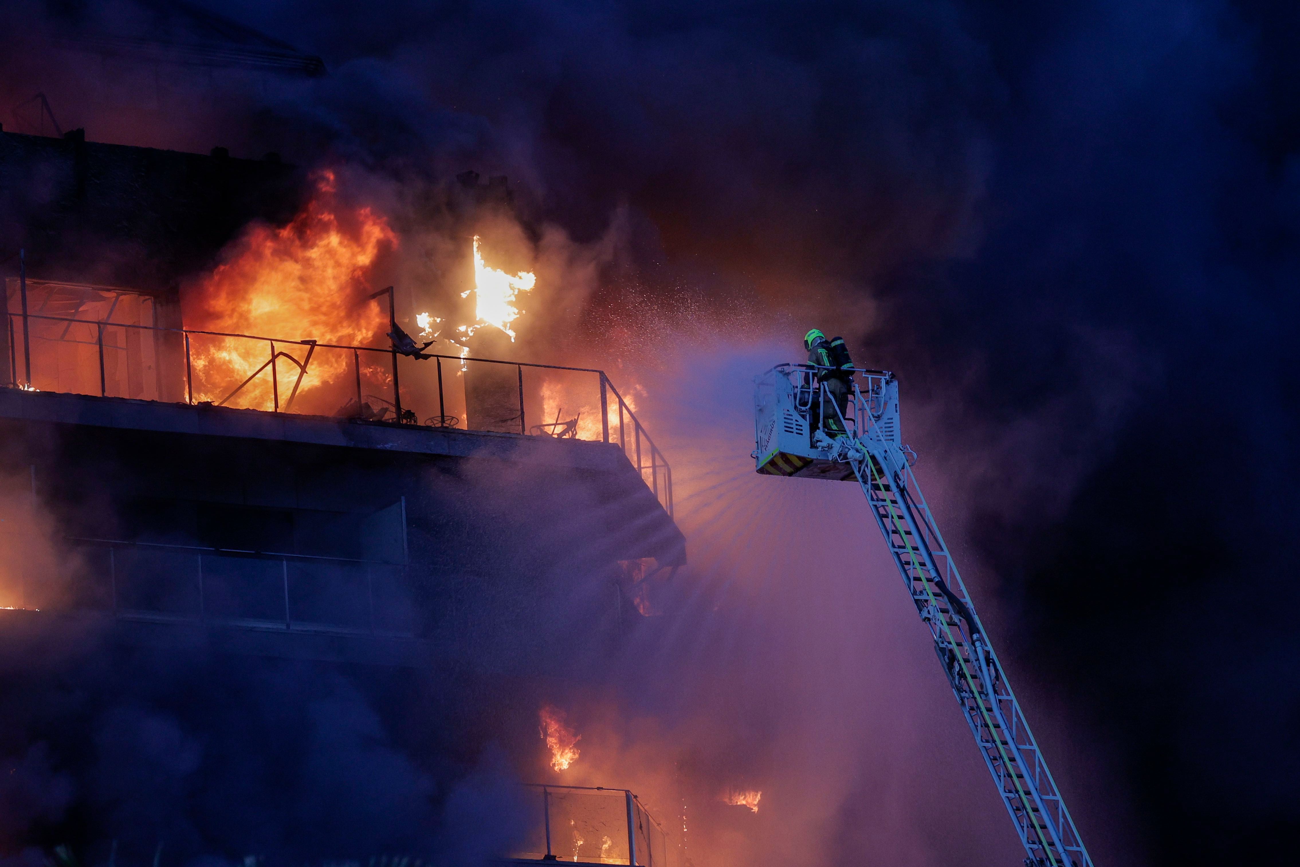 Los testimonios de los testigos en el incendio de Valencia: "Ha sido muy rápido, el fuego ha corrido como una mecha"