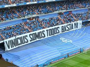 El Santiago Bernabéu lució un tifo en apoyo a Vinicius: "Vinicius somos todos, basta ya"