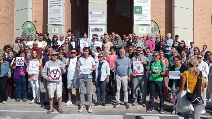 Protestas en la EOI de Benidorm por el recorte de Conselleria que  elimina 13 grupos
