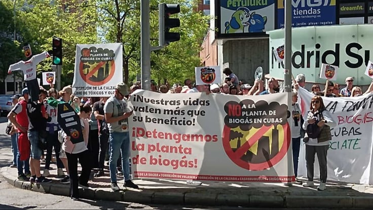 Eduardo Adán, portavoz de la Plataforma vecinal de Torrejón de la Calzada contra la planta de biogás en Cubas de la Sagra, durante su manifestación ante la Asamblea de Madrid