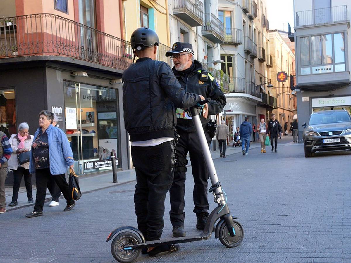 Trànsit recuerda a Barcelona que el casco en los patinetes eléctricos  todavía no puede ser obligatorio