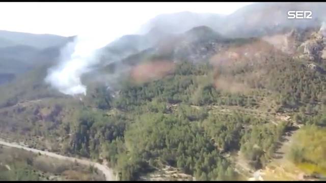 Ver vídeo / Así trabajan los medios aéreos de la Generalitat contra el incendio forestal de Villanueva de Viver que afecta a las provincias de Castellón y Teruel