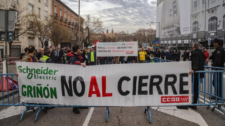 Rocío Albert, consejera de Economía de la Comunidad de Madrid, analiza la situación de Schneider Electric tras el anuncio de cierre en Griñón