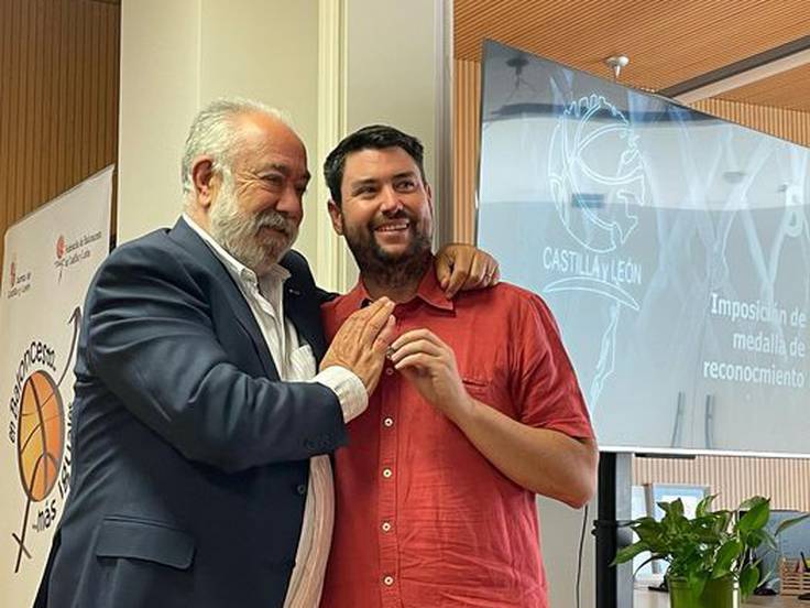 El segoviano Mauro Martín recibe la medalla de la Federación de baloncesto de Castilla y León