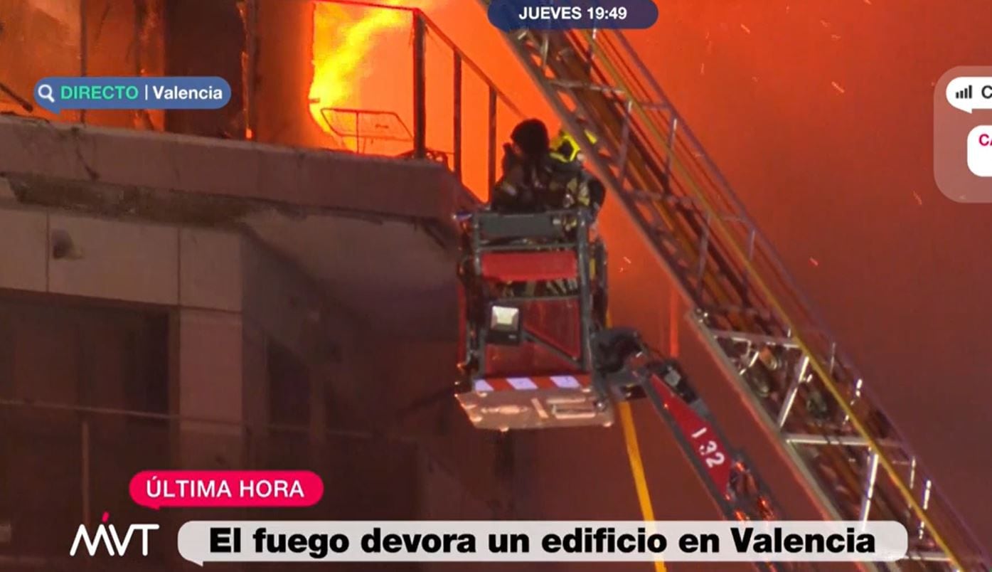 Imagen del rescate de dos personas en el incendio de un edificio de Valencia