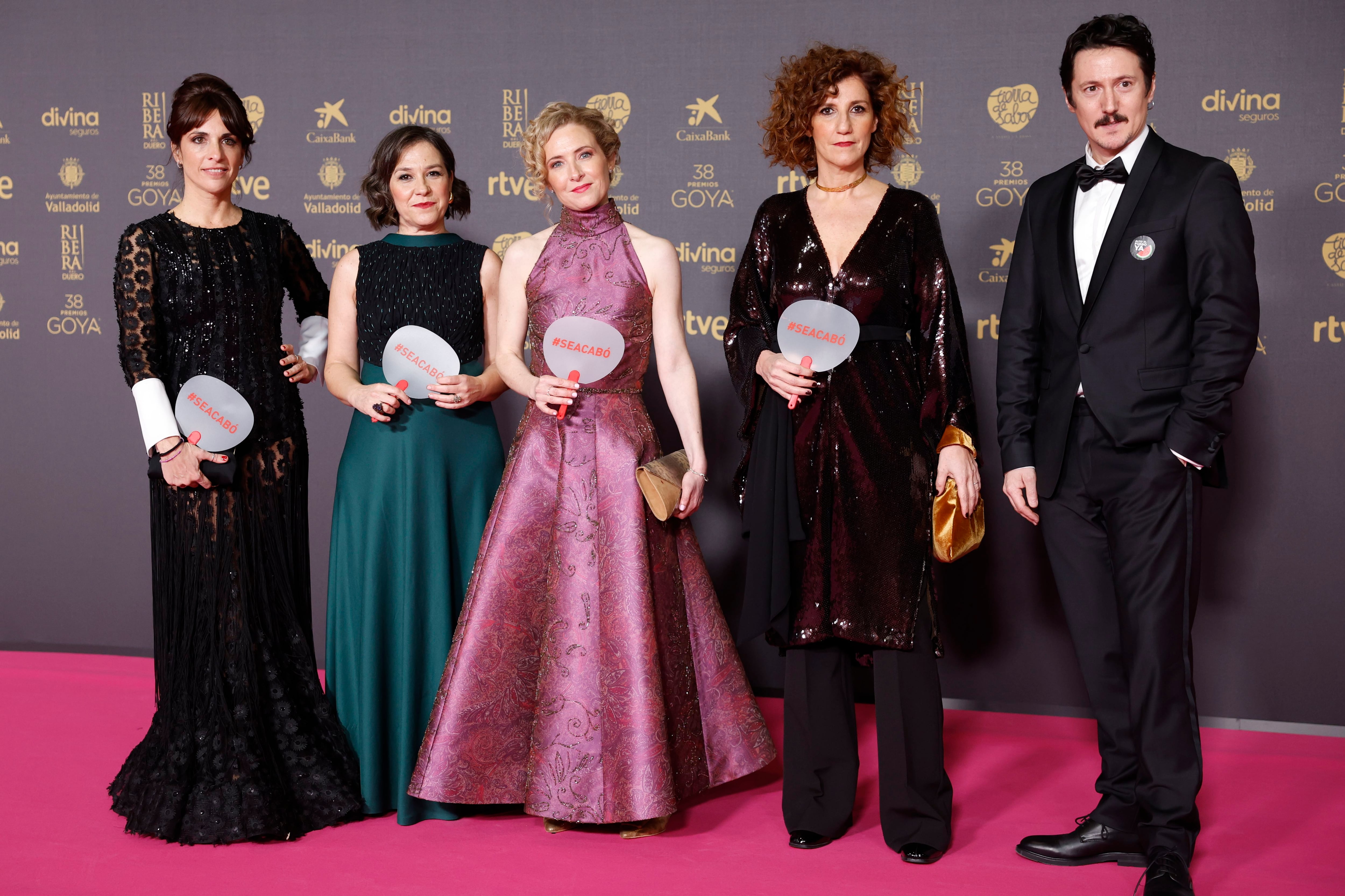 El equipo de la película "La Loca y el Feminista", nominada a menor cortometraje de ficción, posa a su llegada a la ceremonia de entrega de la 38 edición de los Premios Goya, este sábado en Valladolid. 